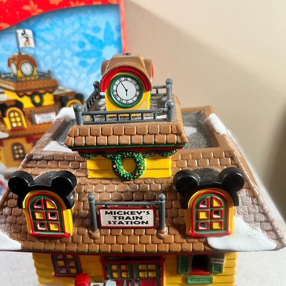 Dept 56 Mickey’s Train Station Mickey’s Merry Christmas Village in Box Lighted - Picture 13 of 13